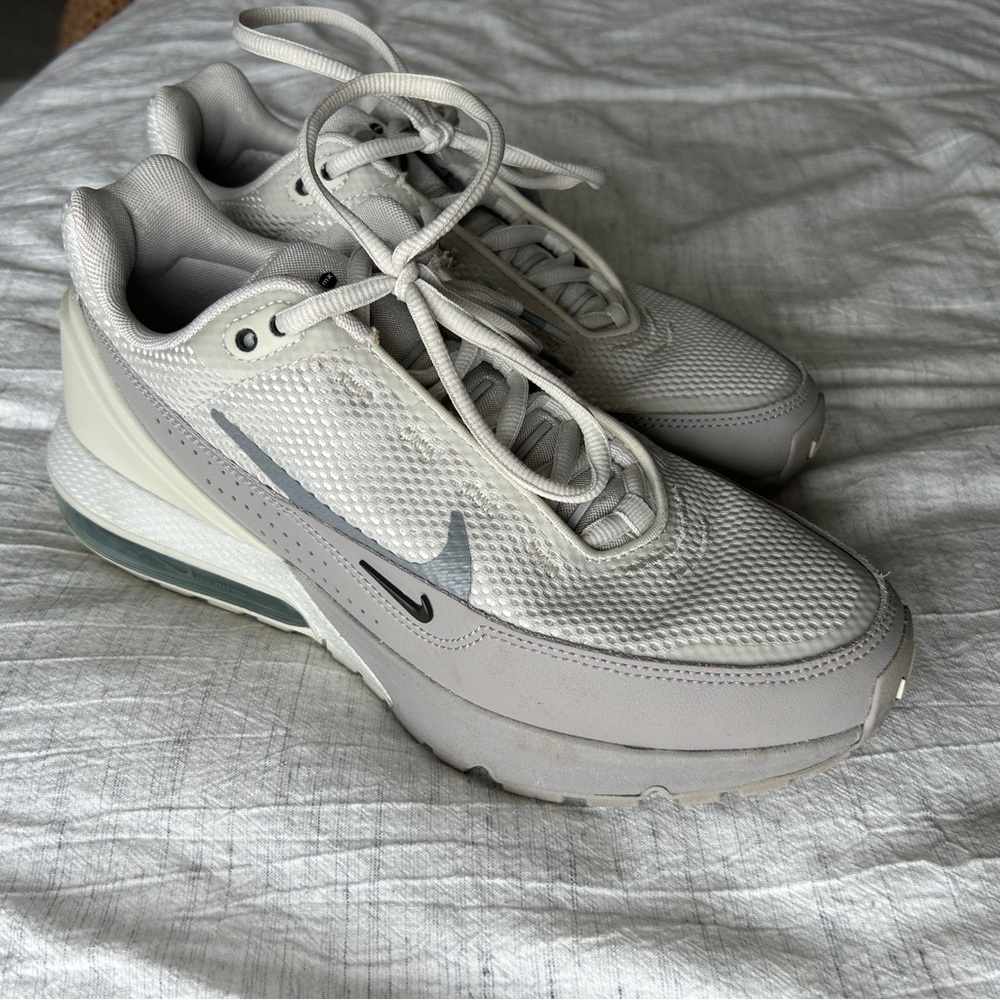 Nike Men’s 8.5 Air Max 270 White and Gray Sneakers
